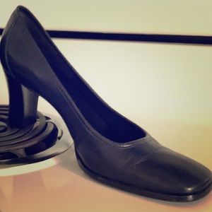 Navy Classic BLOOM Etienne Aigner Square-toed Pump